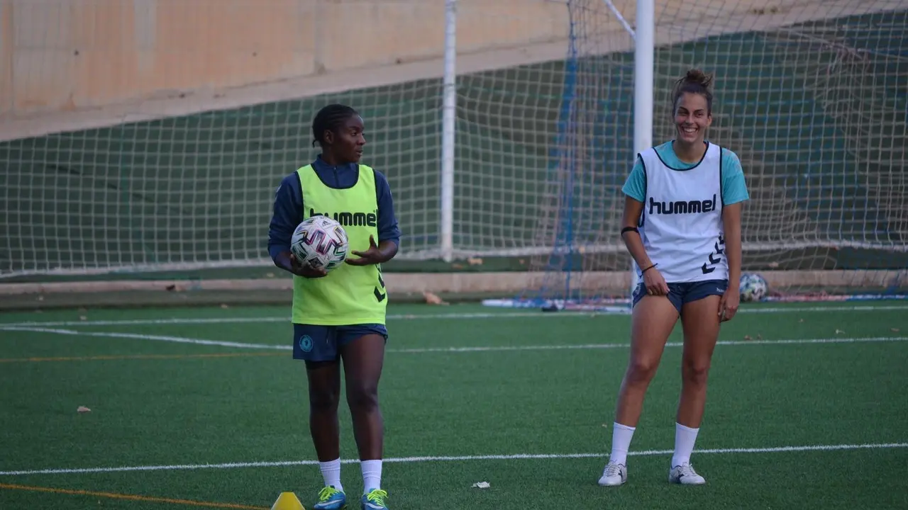 Lucia Fuertes y Hellen Mubanga en un entrenamiento en el Enrique Porta. Foto: Zaragoza CFF