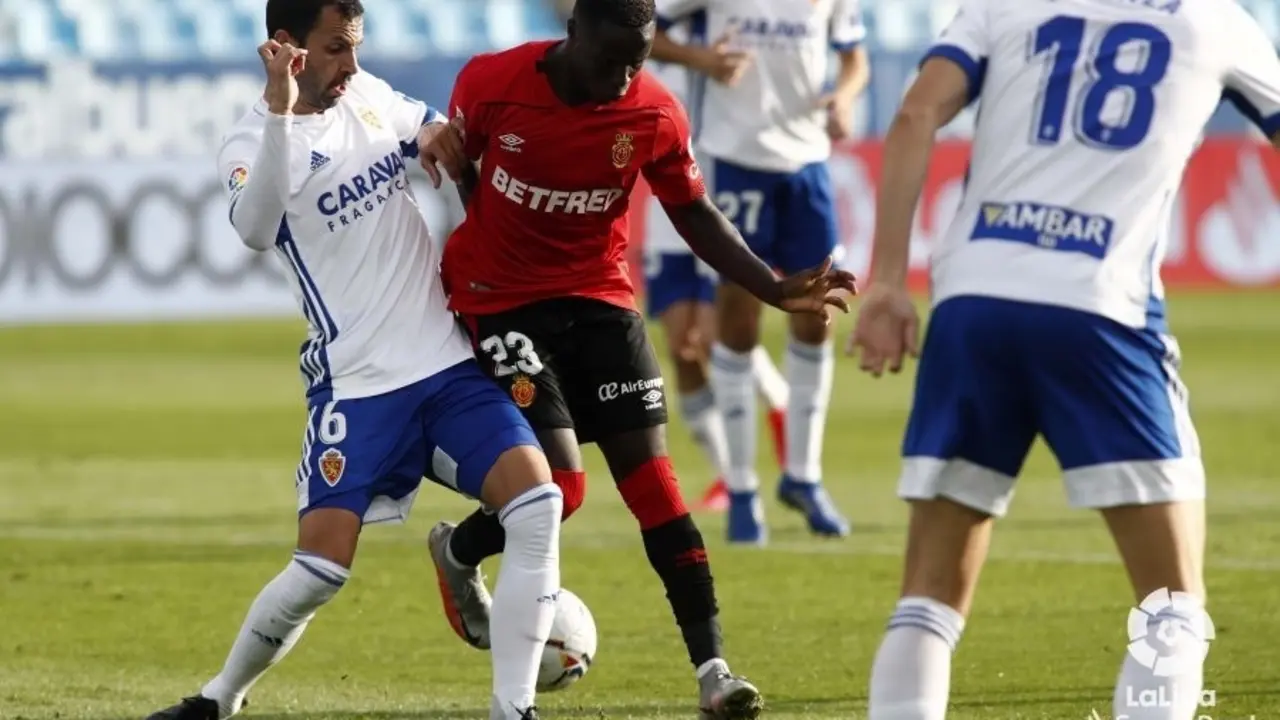 Alberto Guiti&aacute;n en una acci&oacute;n defensiva ante el RCD Mallorca. Foto: LaLiga SmartBank