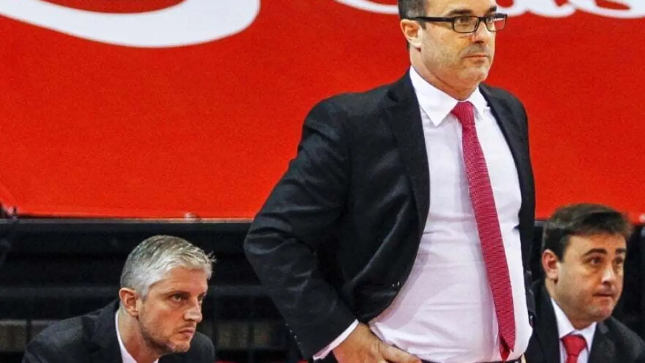 Diego Ocampo, y de fondo Manuel Pe&ntilde;a y Sergio Lam&uacute;a. Foto: Casademont Zaragoza