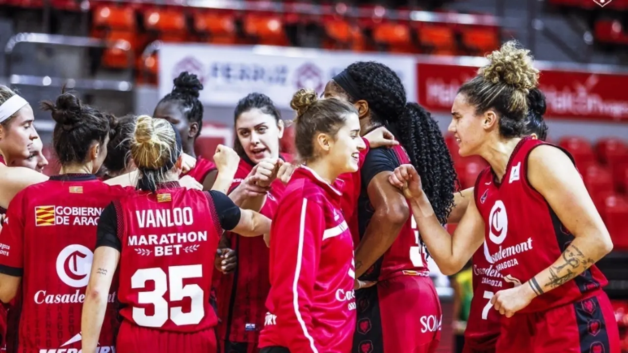 La plantilla, tras el triunfo ante Al-Q&aacute;zeres. Foto: Esther Casas/Casademont Zaragoza