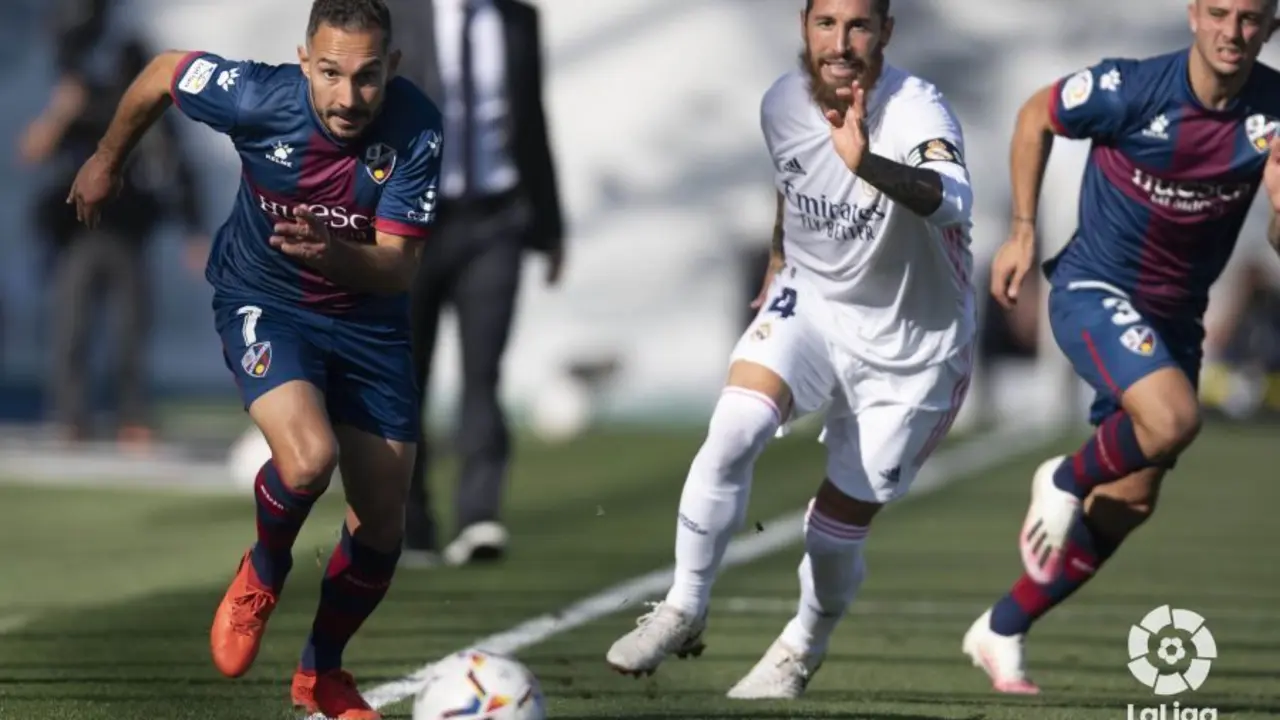 Ferreiro march&aacute;ndose por su banda del acoso de Sergio Ramos en un Real Madrid - Huesca. Foto: LaLiga