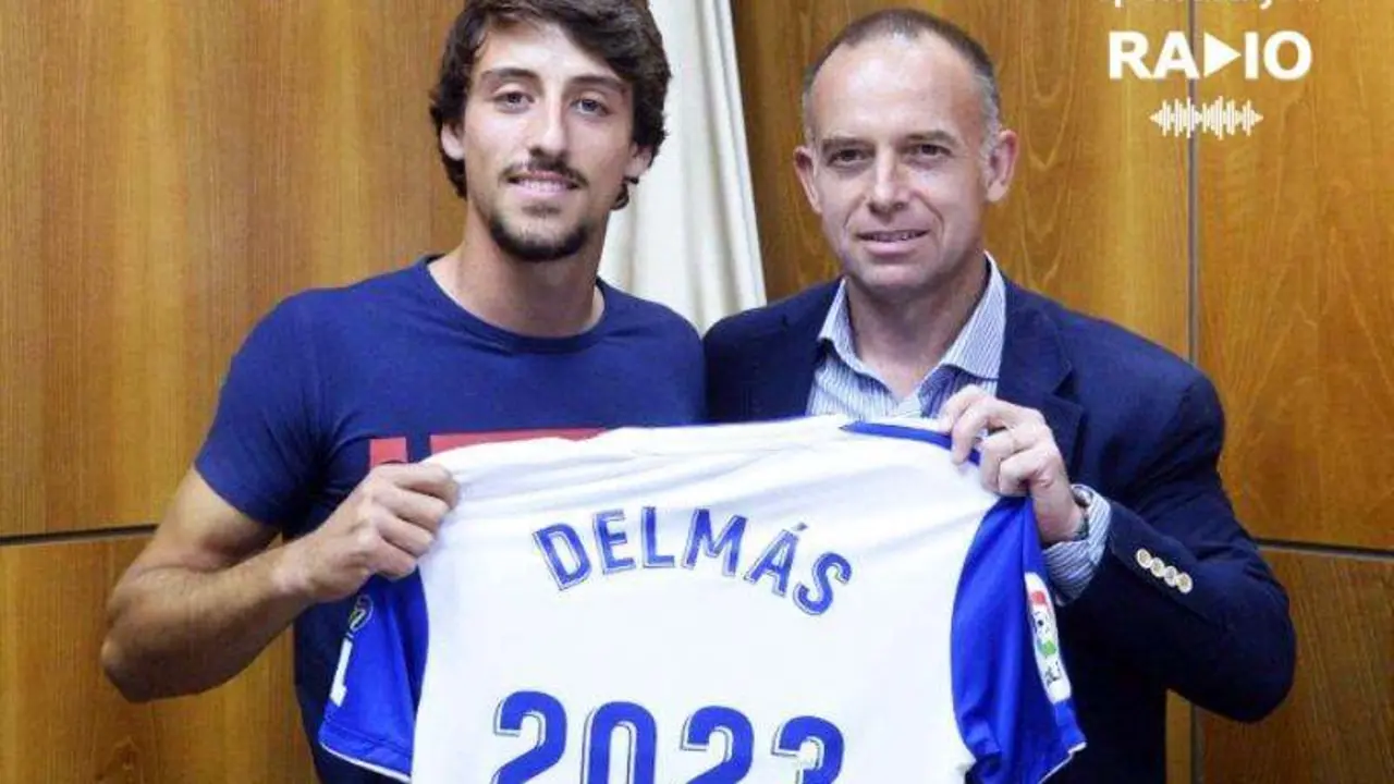 Juli&aacute;n Delm&aacute;s, junto a Lapetra, el d&iacute;a de su renovaci&oacute;n | Foto: Real Zaragoza