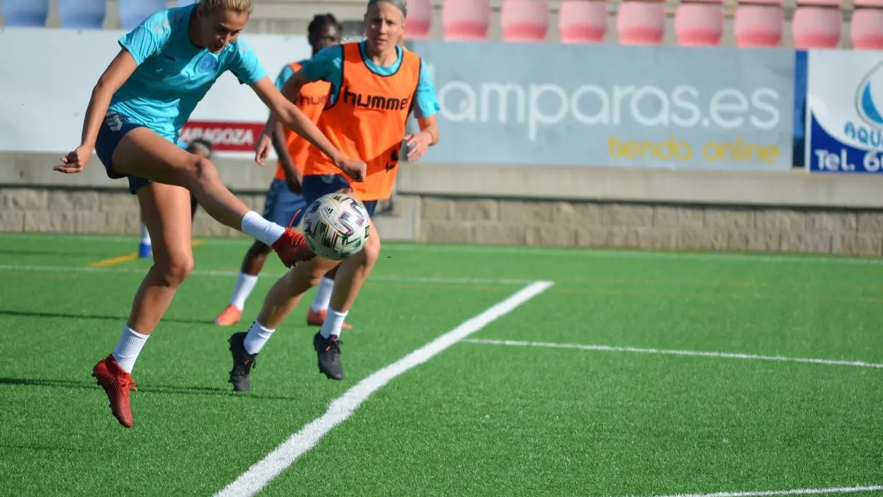 El Zaragoza CFF en el c&eacute;sped del Enrique Porta. Foto: Zaragoza CFF 