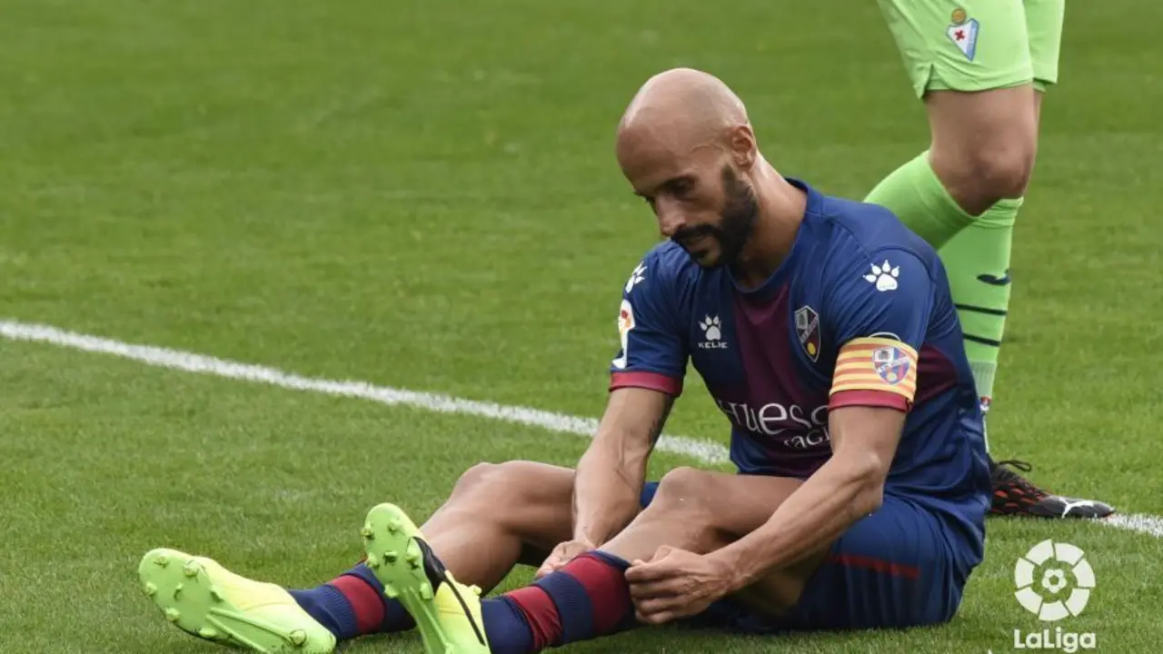 Mikel Rico se ajusta las medias en el choque ante el Eibar. | Foto: LaLiga