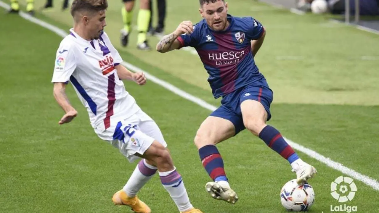 Javi Gal&aacute;n con el bal&oacute;n ante la SD &Eacute;ibar. | Foto: LaLiga