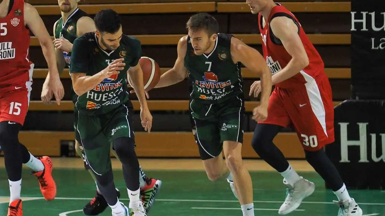 Lafuente, que abri&oacute; la segunda parte con un triple, sube el bal&oacute;n en el Levitec-Girona. Foto: C.Pascual