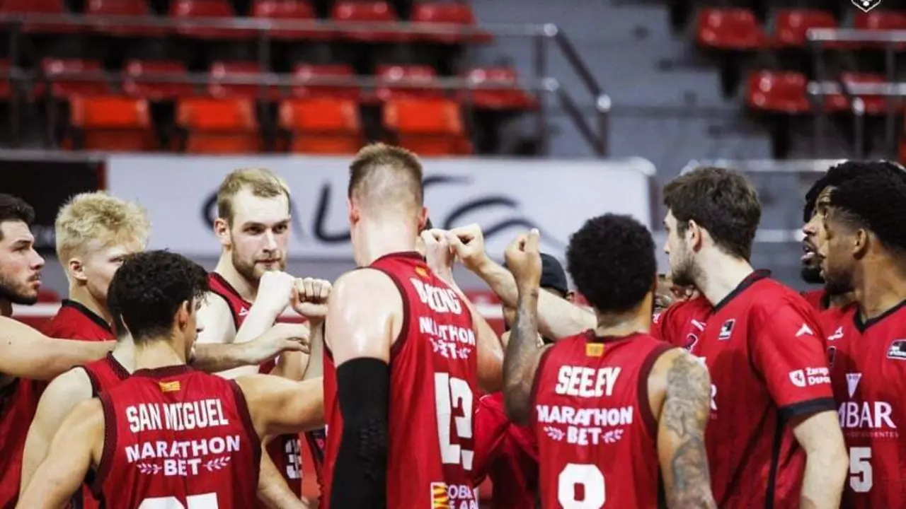 Los jugadores se agrupan al t&eacute;rmino de un partido de esta temporada. Foto: Esther Casas/Casademont Zaragoza