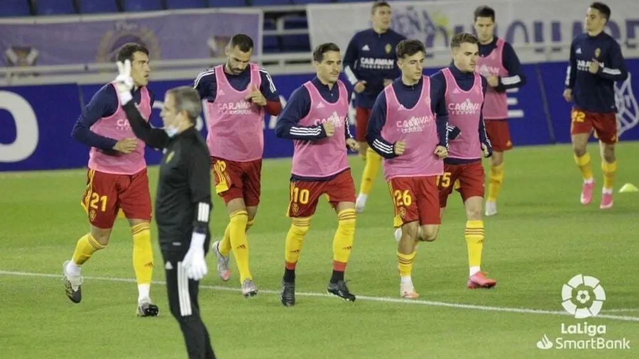 Javi Ros calienta junto a sus compa&ntilde;eros en el entrenamiento previo al partido. Foto: LaLiga SmartBank
