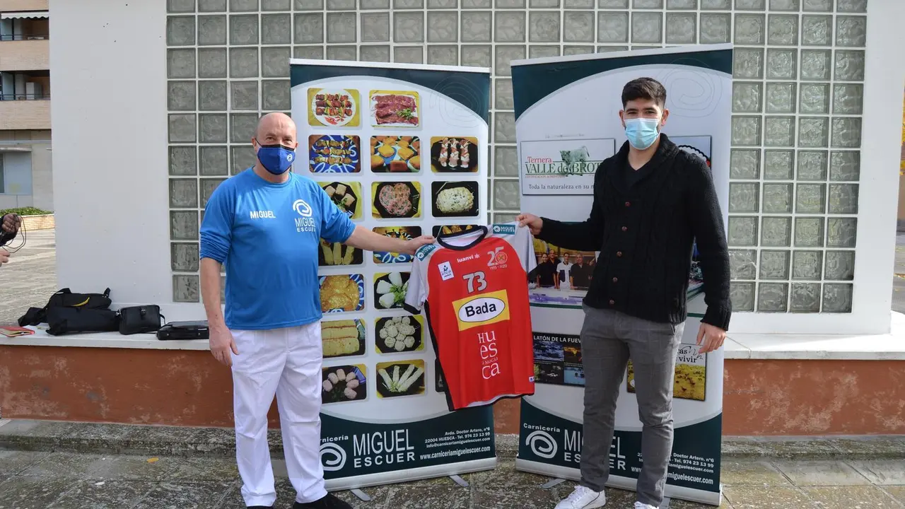 Joao Ponto posa con la camiseta del Bada y su patrocinador Miguel Escuer. Foto: Cedida