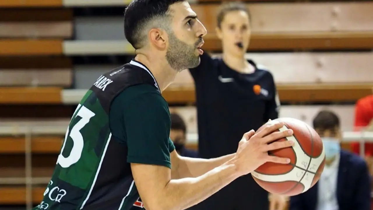 Parejo desde la l&iacute;nea de personal lanza a la canasta de Girona. Foto: C.Pascual