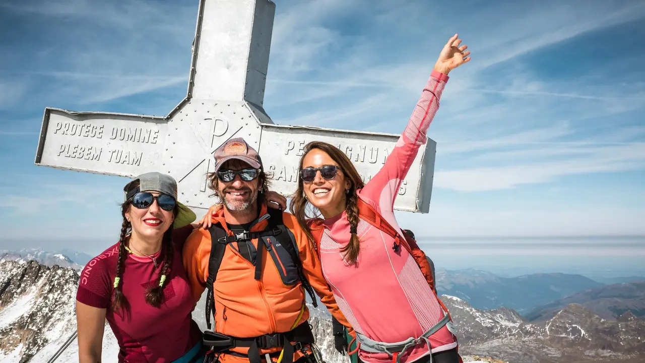 De izquierda a derecha, Steffi Troguet, Ferr&aacute;n Latorre y Mar&iacute;a Petit con la cruz del Aneto a su espalda. Foto: Eninter