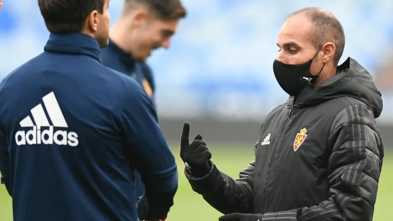 Mart&iacute;nez conversa con Ros. Foto: Real Zaragoza