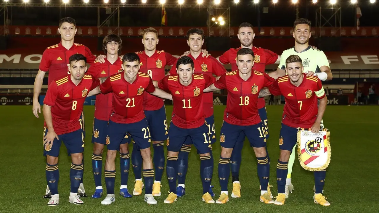 &Aacute;lvaro junto a sus compa&ntilde;eros de la Sub 21. | Foto: Sefutbol