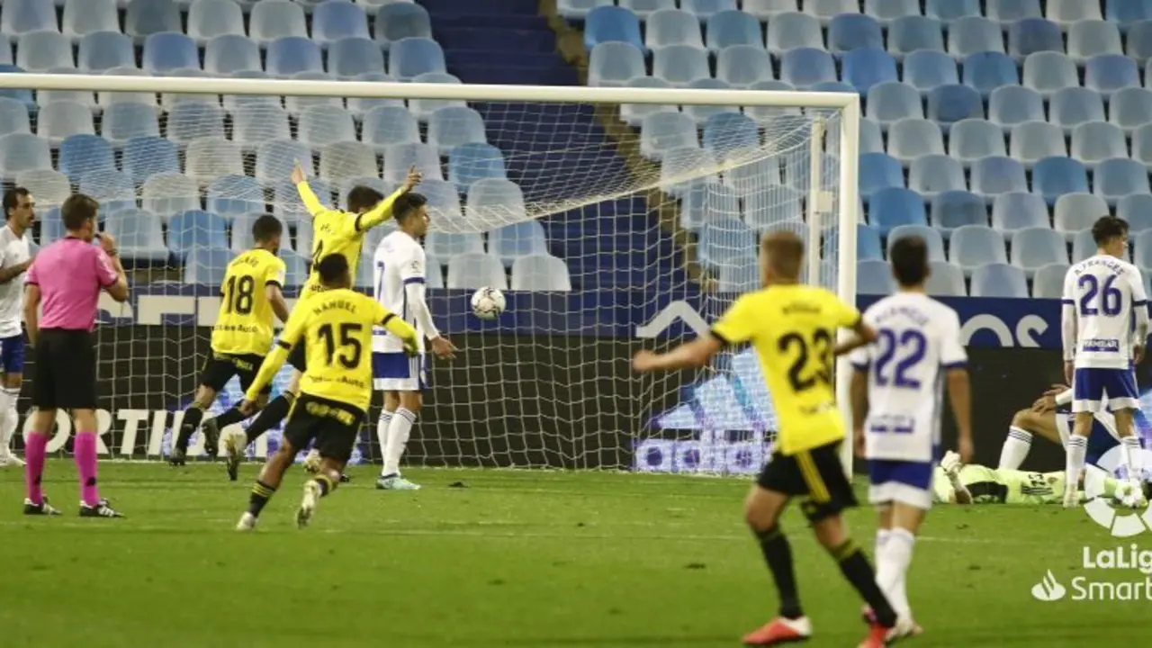 El Real Zaragoza en su derrota ante el Oviedo de la primera vuelta. Foto: LFP