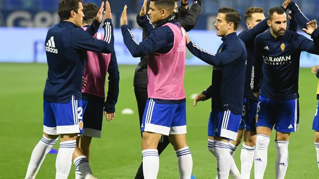 Los blanquillos en el calentamiento previo al partido frente al Real Oviedo. Foto: Real Zaragoza 