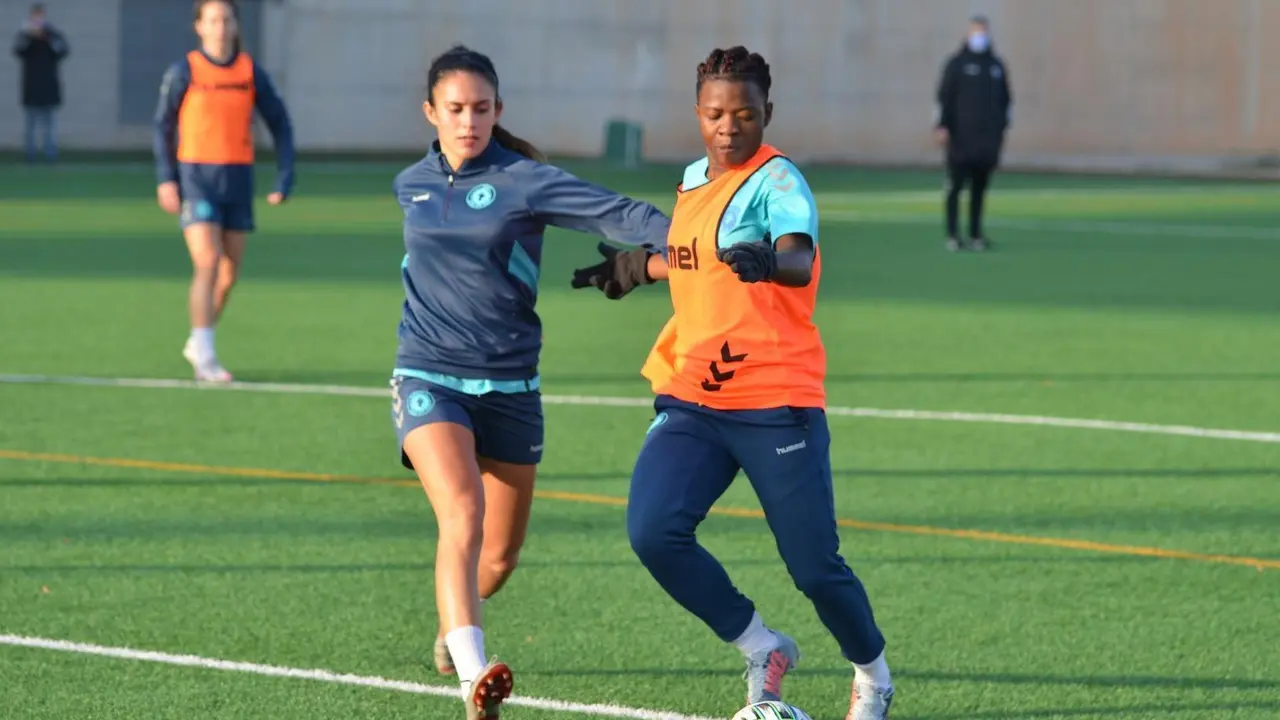 Laura Mart&iacute;nez y Racheal Nachula en un entrenamiento de cara al partido ante el Athletic Club de Bilbao &laquo;B&raquo;. Foto: Zaragoza CFF