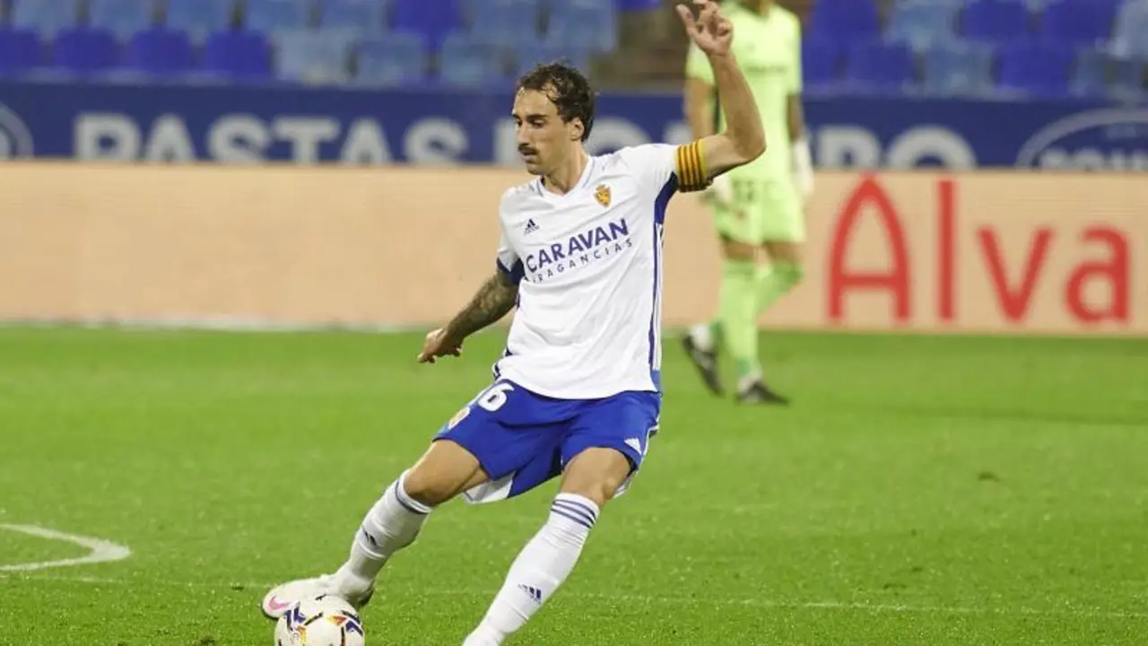 I&ntilde;igo Eguaras con la camiseta blanquilla. Foto: Tino Gil / Real Zaragoza