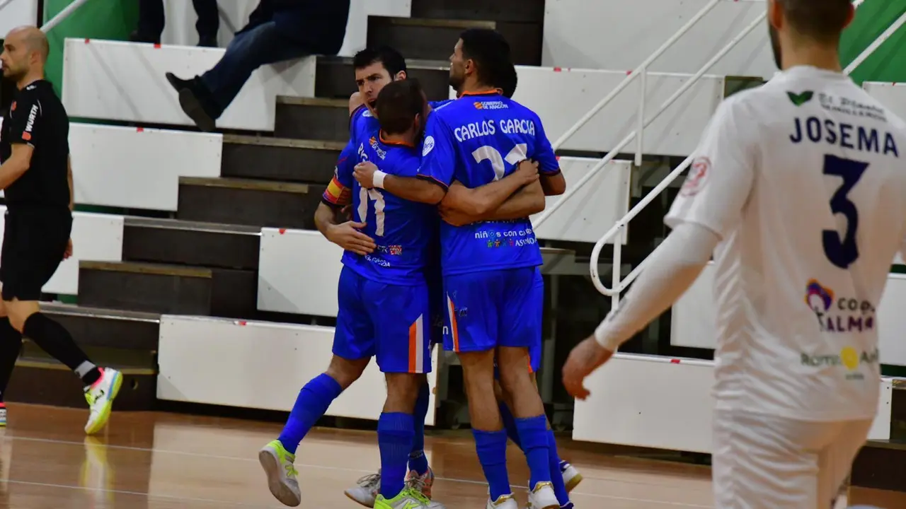 Los jugadores se abrazan tras un gol. Foto: Andrea Royo L&oacute;pez