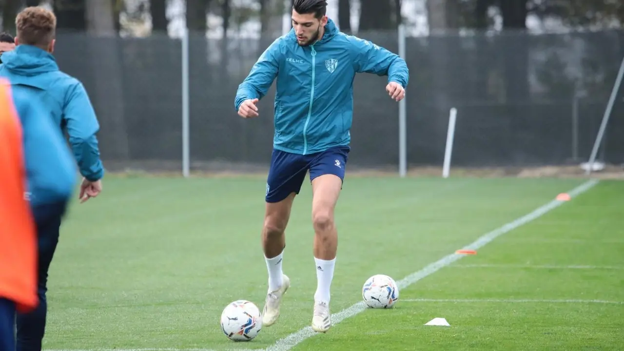Rafa Mir golpea el bal&oacute;n durante el entrenamiento. | Foto: SD Huesca