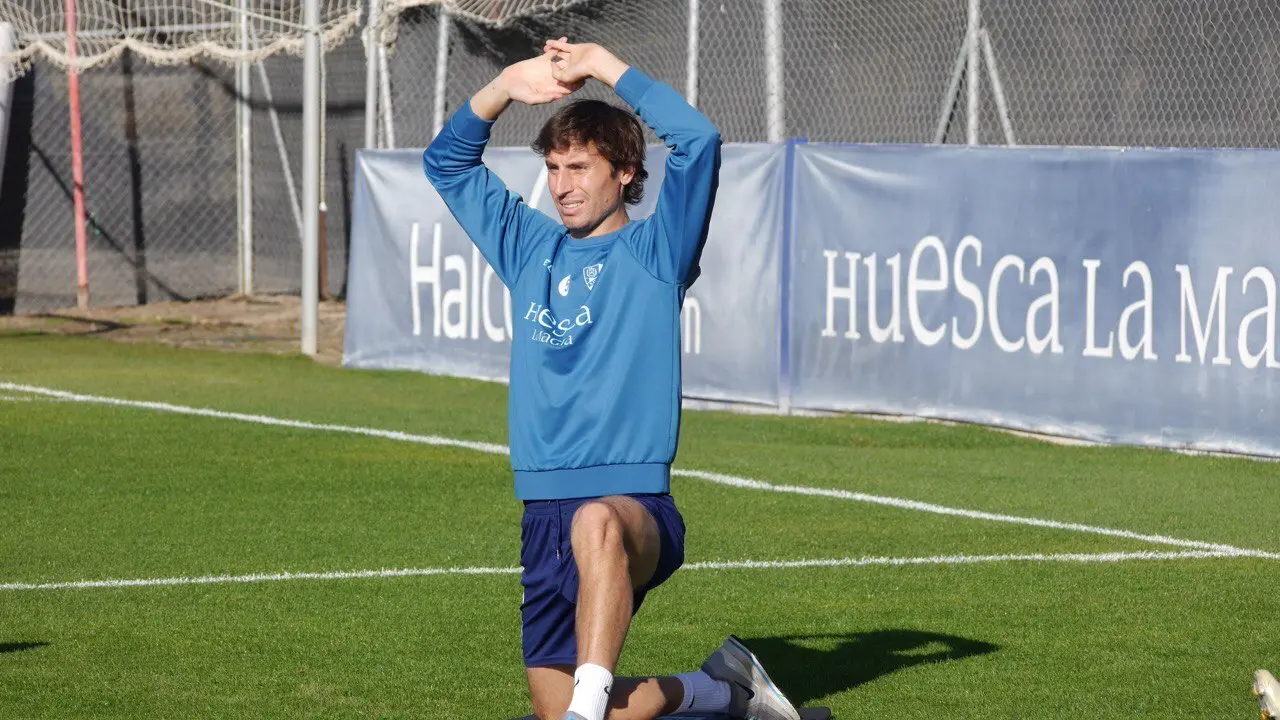Mosquera estira tras un entrenamiento. | Foto: SD Huesca