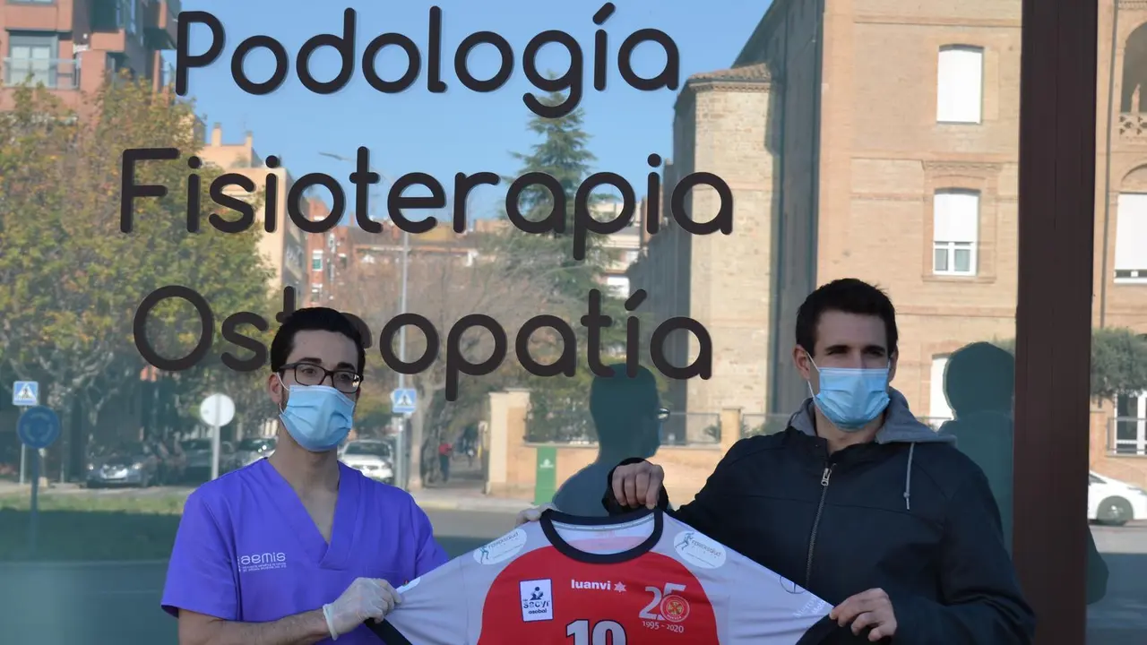 Adri&agrave; P&eacute;rez y Sergio Ferrer, a las puertas de Ferrer Salud. Foto: Sportaragon