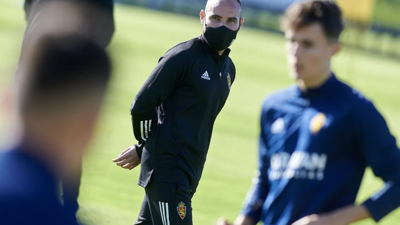 Iv&aacute;n Mart&iacute;nez observa a sus jugadores en un entrenamiento en la Ciudad Deportiva. Foto: Real Zaragoza
