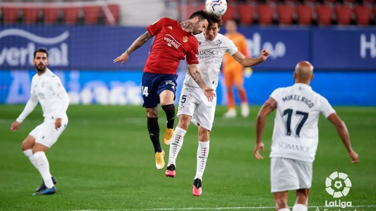 Mosquera disputa un bal&oacute;n con Rub&eacute;n Garc&iacute;a. | Foto: LaLiga