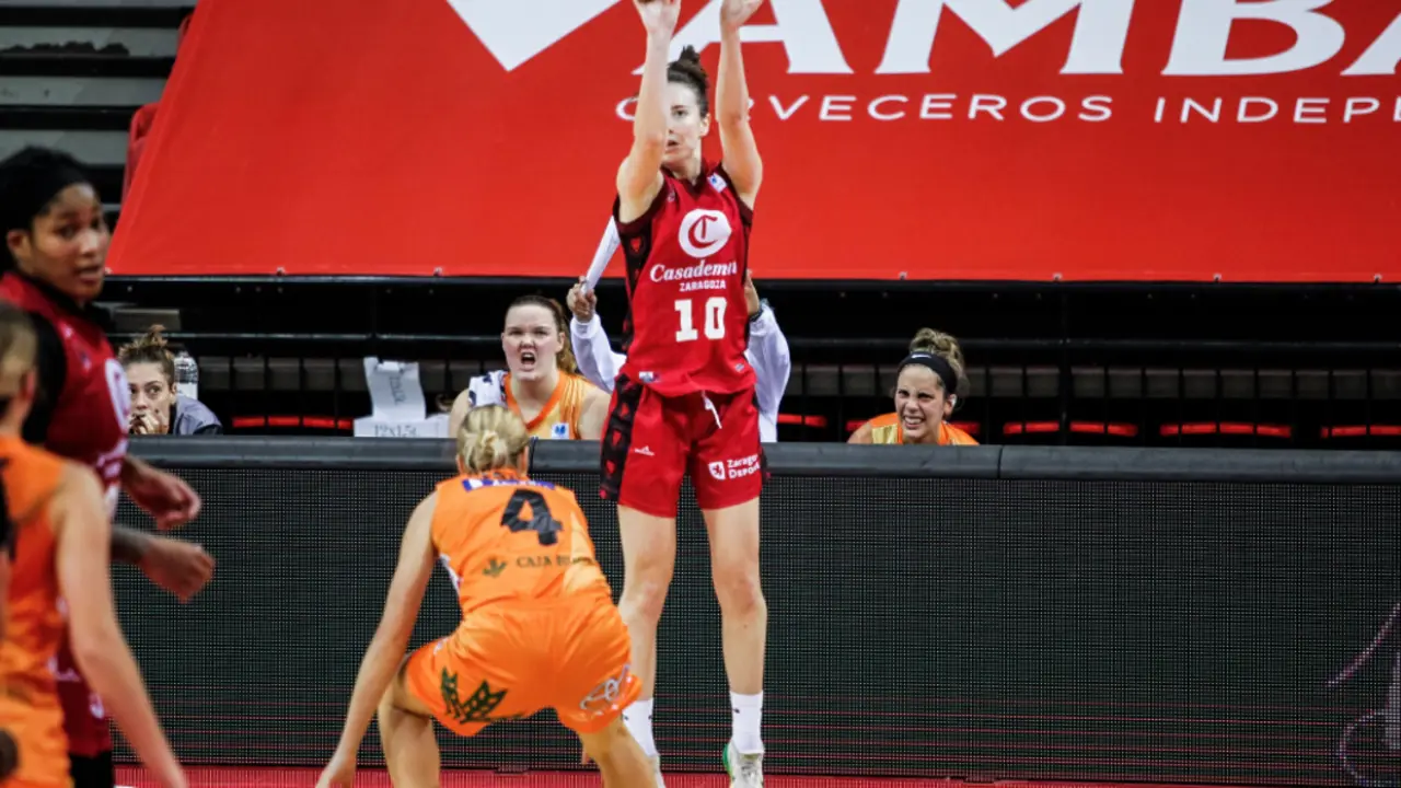 Aina Ayuso lanza desde el per&iacute;metro. Foto: Esther Casas/Casademont Zaragoza