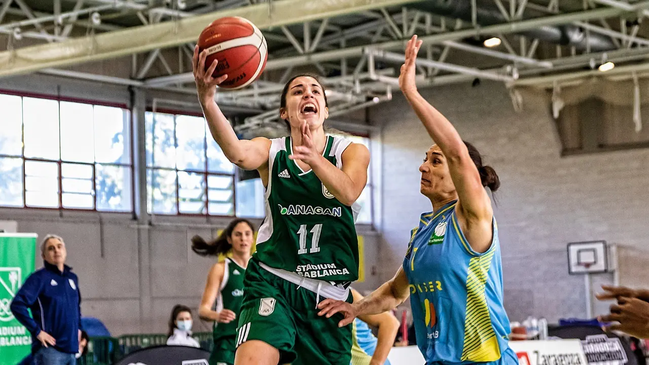 Bea Navarro entra a canasta. Foto: STC Baloncesto