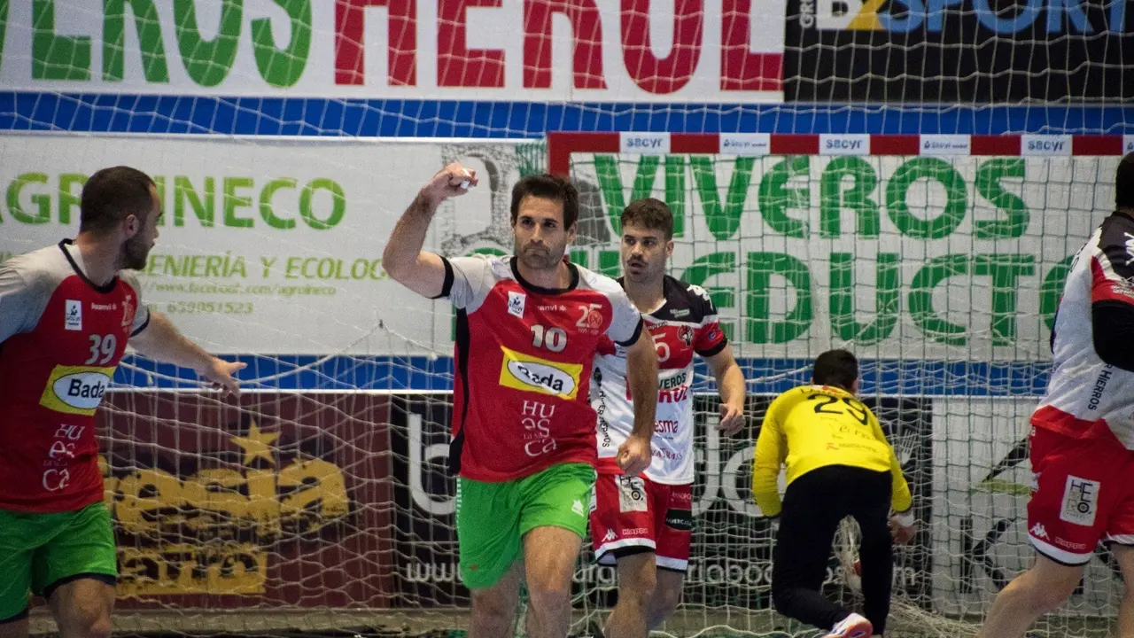 Adri&agrave; P&eacute;rez, en la imagen, tras marcar uno de los goles del Bada Huesca sobre la pista del Nava equipo al que se volver&aacute; a medir la pr&oacute;xima campa&ntilde;a. Foto: Daniel P&eacute;rez