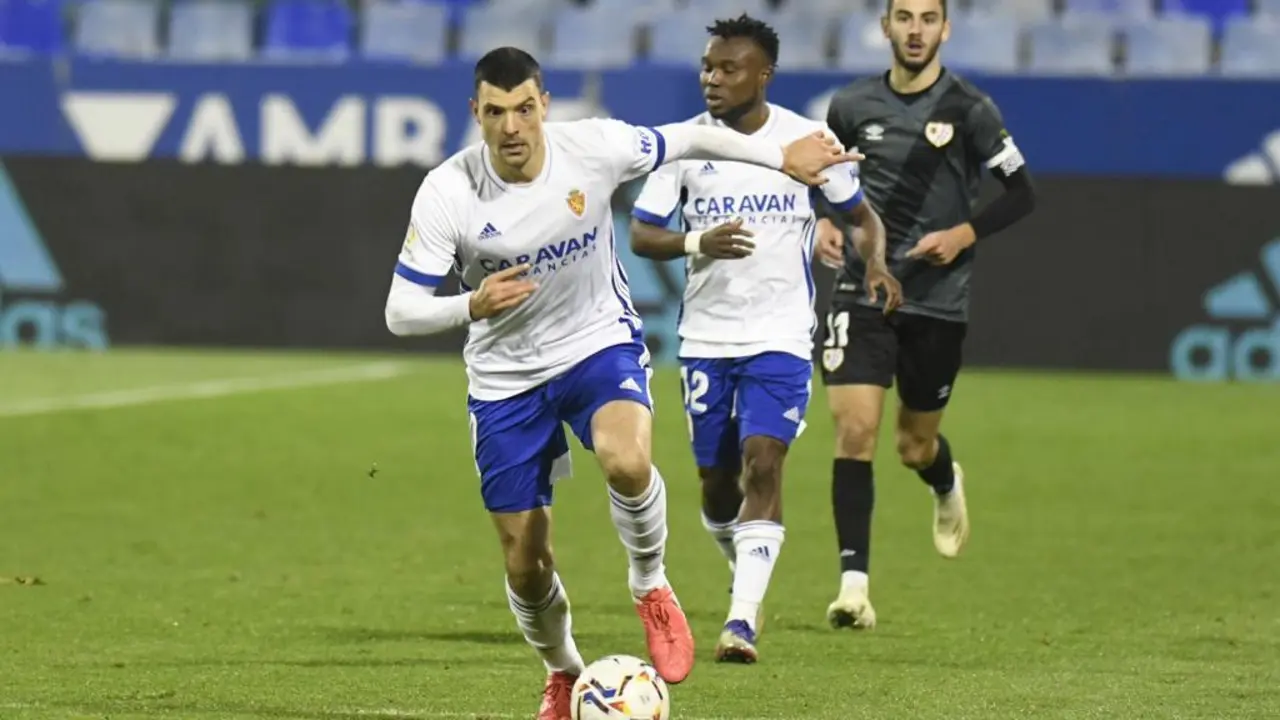 Haris Vuckic, y detr&aacute;s, James Igbekeme. Foto: Real Zaragoza