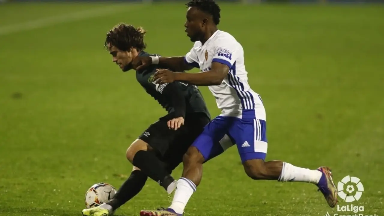 James Igbekeme disputando un partido con el Real Zaragoza. Foto: LaLiga Smartbank