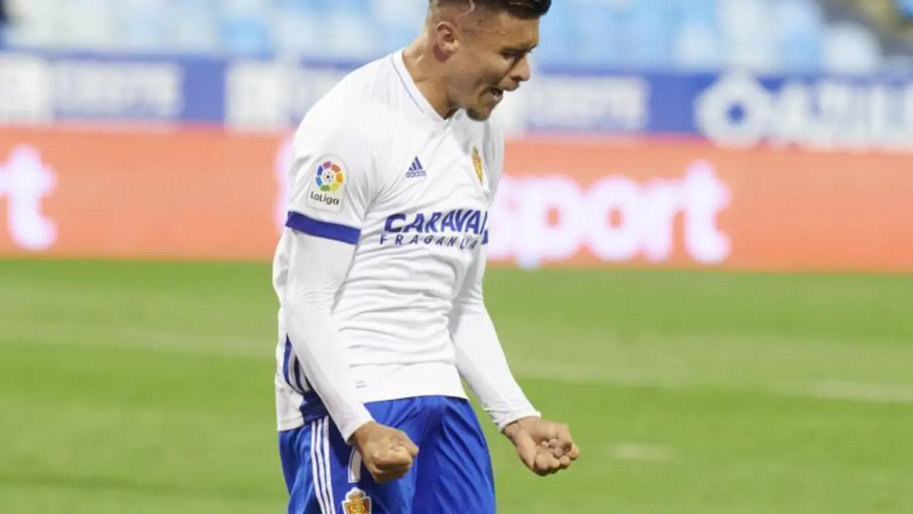 Juanjo Narv&aacute;ez celebra su primer gol como zaragocista en la victoria ante el Albacete BP. Foto: Tino Gil / Real Zaragoza