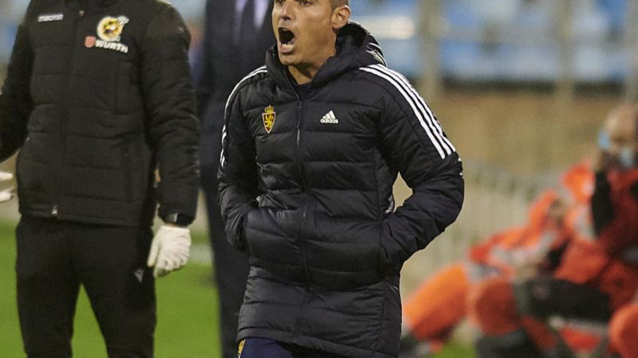 Iv&aacute;n Mart&iacute;nez dirigiendo al Zaragoza. Foto: LFP