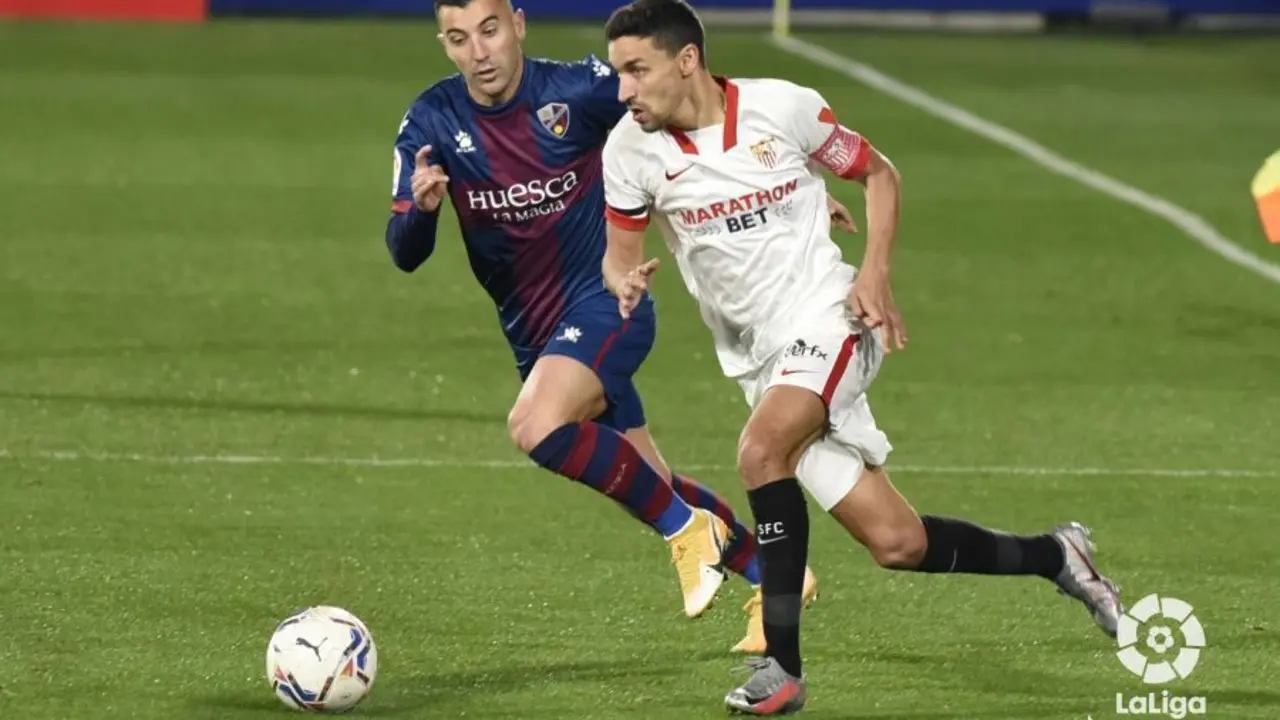 Borja Garc&iacute;a pugna con Jes&uacute;s Navas, en una imagen de archivo. | Foto: LaLiga