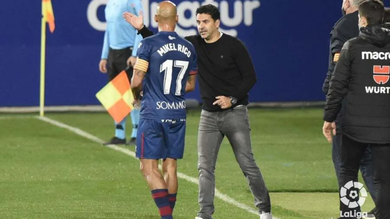 M&iacute;chel dando &oacute;rdenes a Mikel Rico en el partido entre el Huesca y el Sevilla disputado en El Alcoraz. Foto: LaLiga