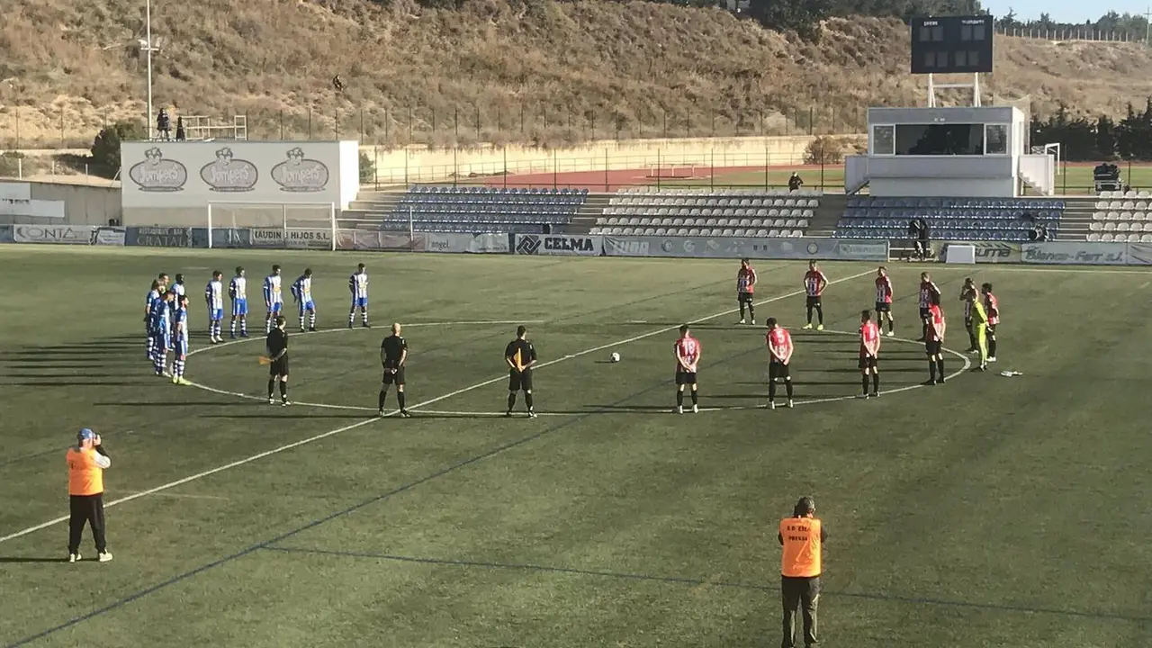 Se guard&oacute; un minuto de silencio en homenaje a Diego Armando Maradona. Foto: SD Ejea