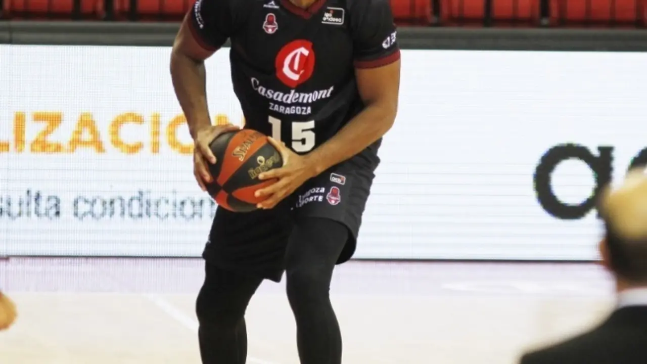 Konate, frente al Barcelona. Foto: Esther Casas/Casademont Zaragoza