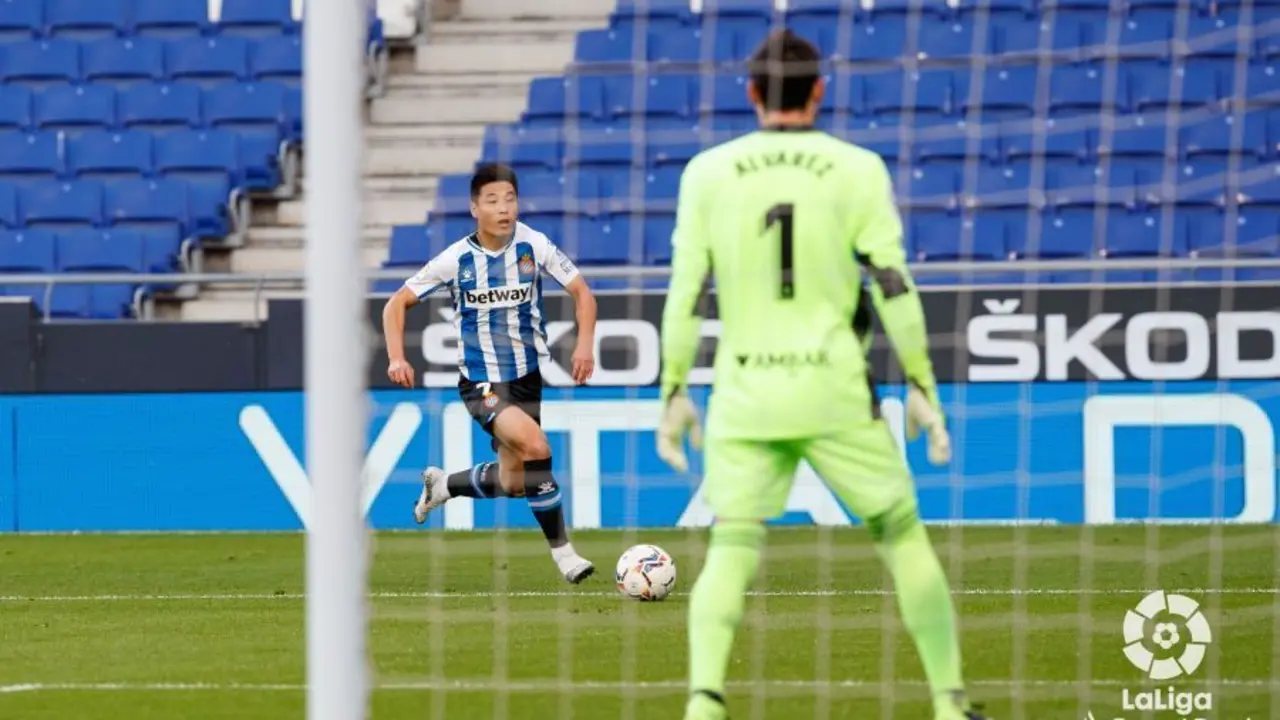 Wu Lei encara a Cristian en el Espanyol - Real Zaragoza disputado esta tarde. Foto: LFP