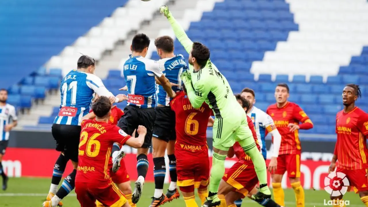 Jugada de estrategia en el Espanyol - Zaragoza de la primera vuelta. Foto: LFP