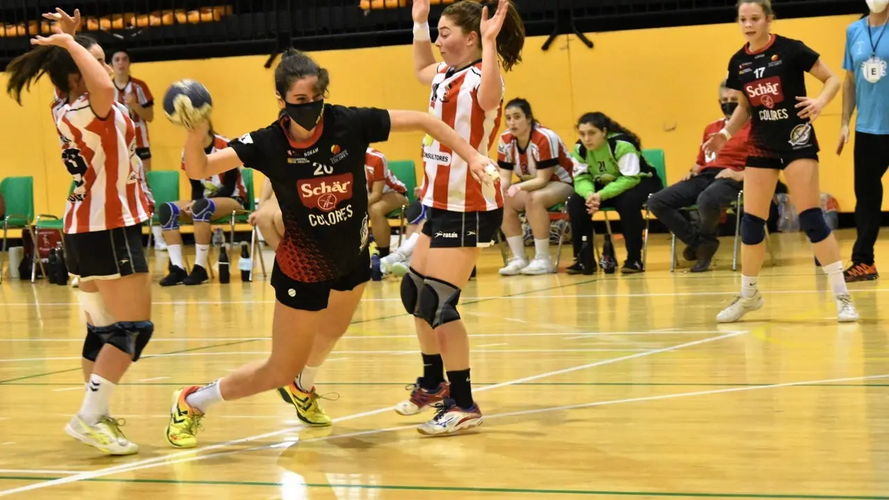 Ana Azagra, gran protagonista del partido con sus &uacute;ltimos goles. Foto: Sch&auml;r Colores Balonmano
