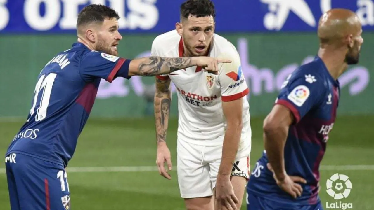 Javi Gal&aacute;n defendiendo a Ocampos. | Foto: SD Huesca