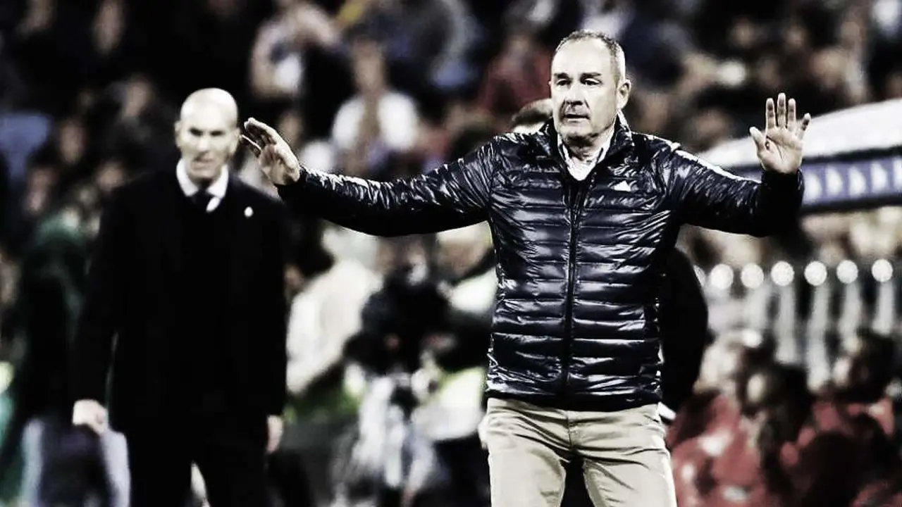 V&iacute;ctor Fern&aacute;ndez dirigiendo a los suyos ante el Real Madrid en Copa
