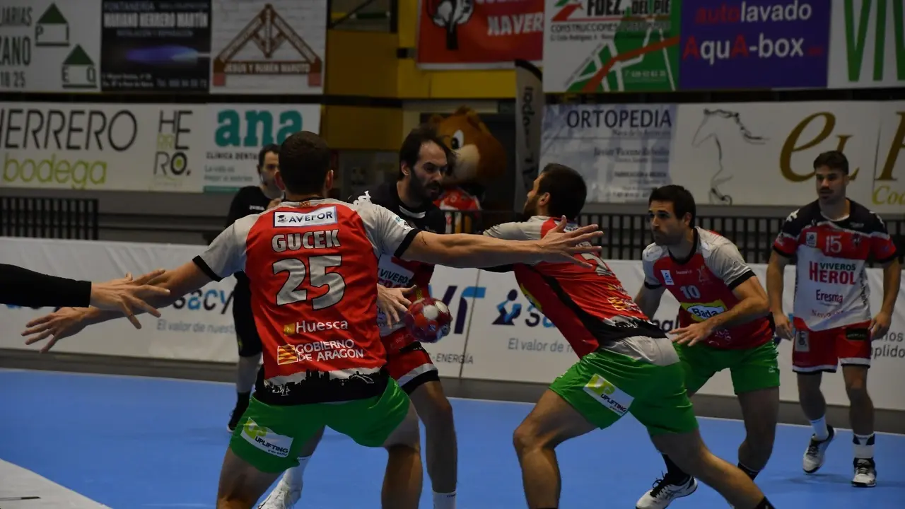 La defensa del Bada Huesca cerrando huecos en el partido contra el Nava. Foto: Daniel P&eacute;rez