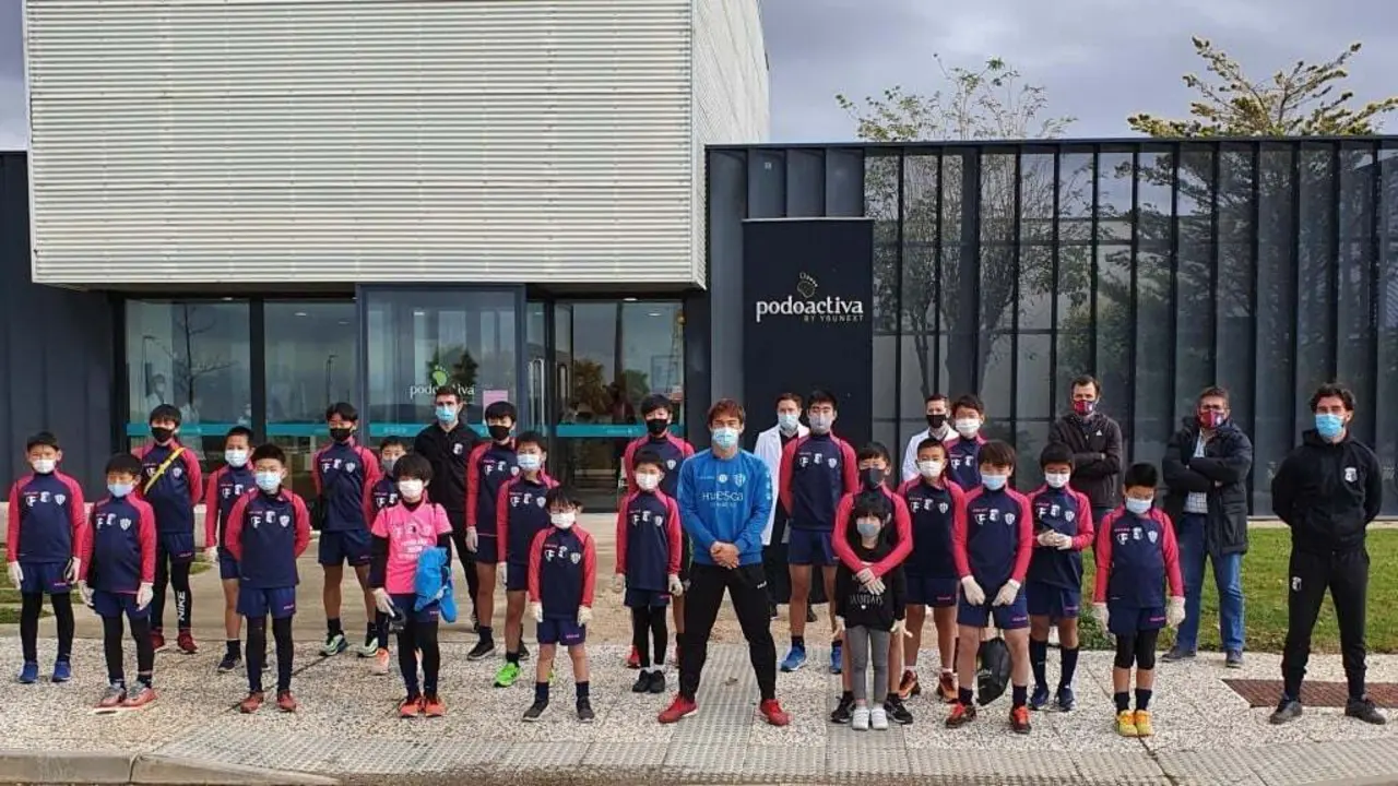 Okazaki junto a los j&oacute;venes futbolistas del Wakatake Group. | Foto: SD Huesca