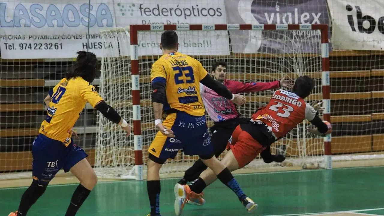 Rodrigo gana la posici&oacute;n y lanza a la porter&iacute;a de Aranda. Foto: C.Pascual