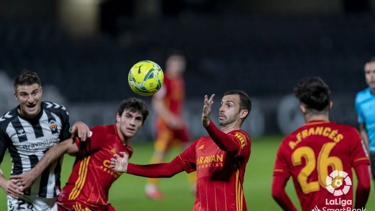 Alberto Guiti&aacute;n, controla un bal&oacute;n. Foto: La Liga Smartbank