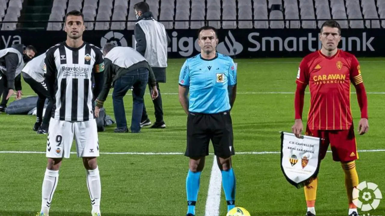Cubillas y Alberto Zapater, capitanes del CD Castell&oacute;n y Real Zaragoza, junto al colegiado antes de comenzar el partido. Foto: LaLiga SmartBank