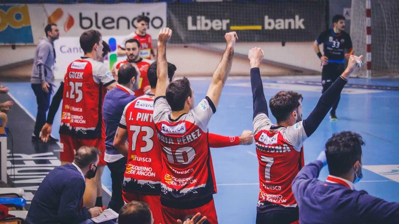 El banquillo del Bada Huesca celebra uno de los goles del equipo en la victoria contra Sinf&iacute;n en Santander, en una imagen de archivo. Foto: Diego G&oacute;mez