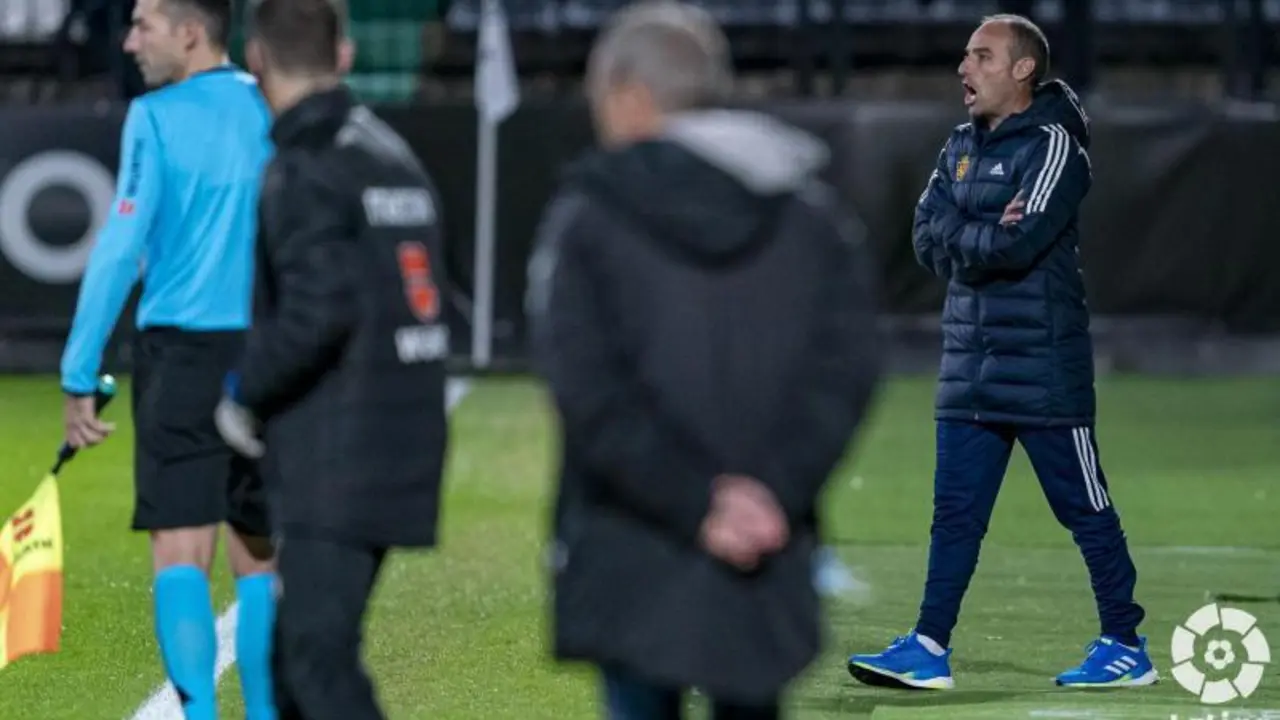 Iv&aacute;n Mart&iacute;nez en el &aacute;rea t&eacute;cnica en Castalia. Foto: LaLiga SmartBank 